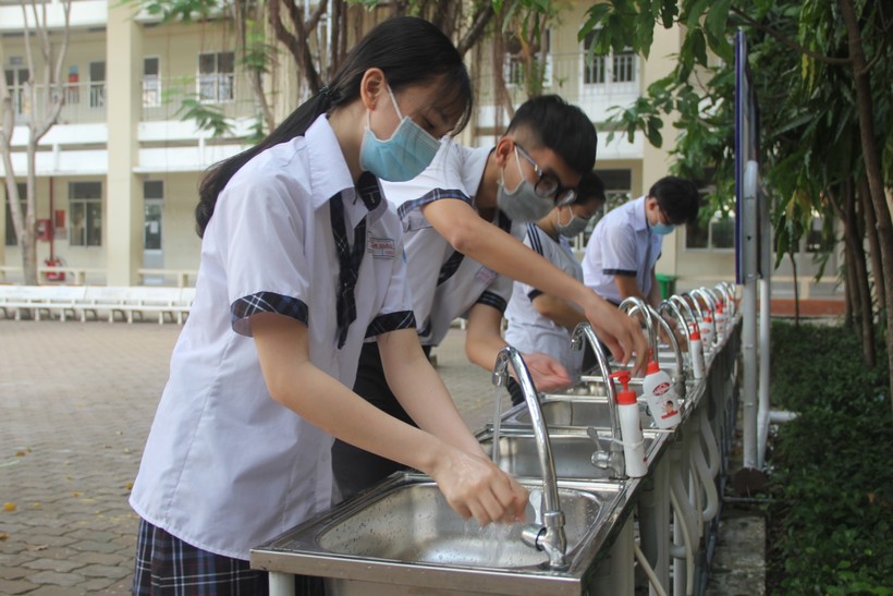 Học sinh TP.HCM rửa tay sát khuẩn trước khi vào lớp học. Ảnh minh hoạ 