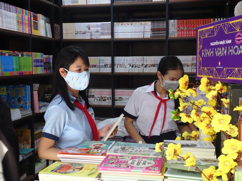 Học sinh tham gia hoạt động trải nghiệm tại đường sách Nguyễn Văn Bình