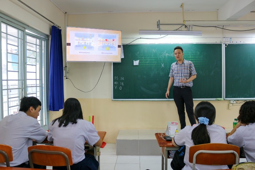 Học sinh Trường THPT Nguyễn Du, Quận 10, TP.HCM tham gia trải nghiệm Một ngày làm giáo viên