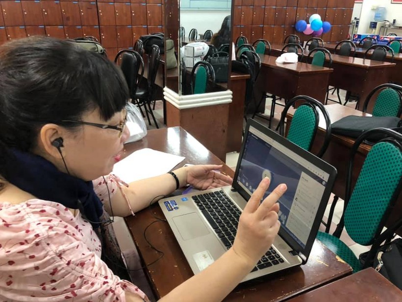 Giáo viên Trường THCS Minh Đức, Quận 1 dạy online. Ảnh minh hoạ 