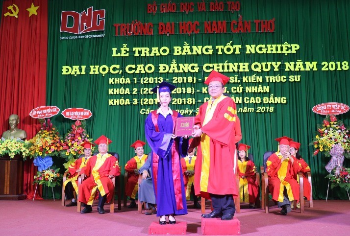 Sinh viên nhận bằng tốt nghiệp danh dự của trường