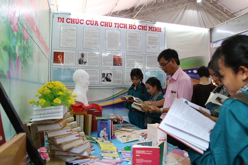 Đông đảo người dân, học sinh Tiền Giang tham quan gian hàng sách.