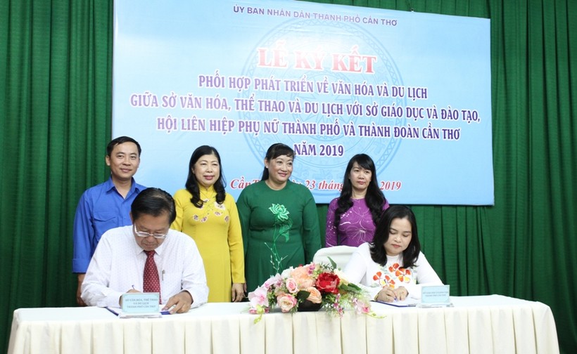 Ông Trần Việt Phường - GĐ Sở VH,TT&DL và bà Trần Hồng Thắm - GĐ Sở GD&ĐT ký kết Kế hoạch phối hợp tuyên truyền, quảng bá du lịch trong các trường THPT trên địa bàn thành phố