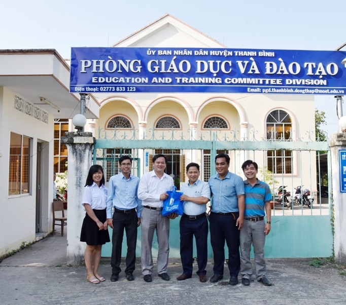 Trường ĐH Đồng Tháp tặng dung dịch sát khuẩn tay cho HS trong tỉnh