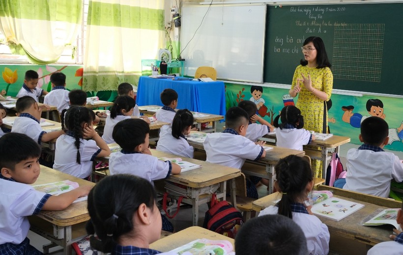 Cô, trò lớp 1 Trường TH Võ Trường Toản, quận Ninh Kiều (TP Cần Thơ) trong giờ học Tiếng Việt.
