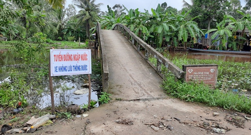 Một số tuyến vùng ngọt hóa huyện Trần Văn Thời (Cà Mau) đặt biển cảnh báo “đường ngập xe không lưu thông được”.