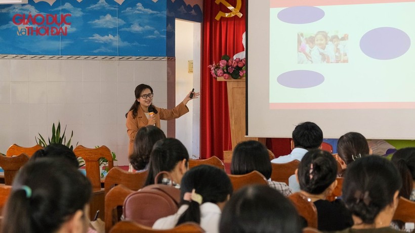 Ths Nguyễn Thị Diễm My chia sẻ tại buổi tập huấn.