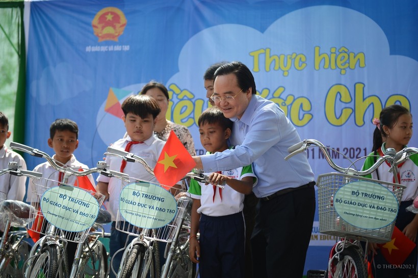 Bộ trưởng Phùng Xuân Nhạ tặng xe đạp cho HS Trường TH 2, phường 2, Thị xã Vĩnh Châu (Sóc Trăng). Ảnh: Thế Đại.