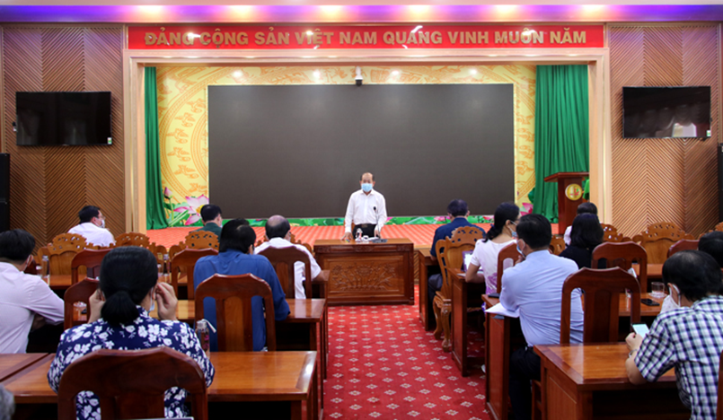 Ông Đoàn Tấn Bửu, Phó Chủ tịch UBND tỉnh chủ trì cuộc họp chiều 30/1.