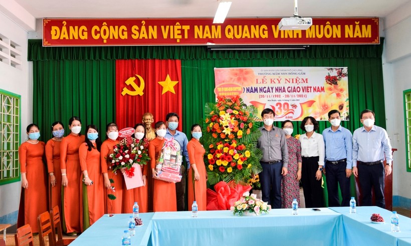 Bí thư Tỉnh ủy Đồng Tháp Lê Quốc Phong tặng hoa chúc mừng tập thể Trường Mầm non Hồng Gấm.
