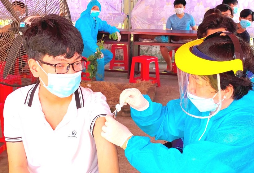 Học sinh Sóc Trăng được tiêm vắc xin phòng Covid-19.