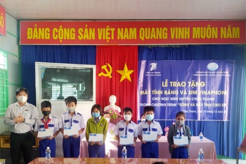 Trao máy tính bảng và sim 4G cho học sinh khó khăn huyện Châu Thành, An Giang.