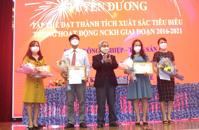 PGS.TS Lương Minh Cừ, Hiệu trưởng Trường ĐH Cửu Long trao giấy khen cho tập thể đạt thành tích xuất sắc trong hoạt động NCKH.