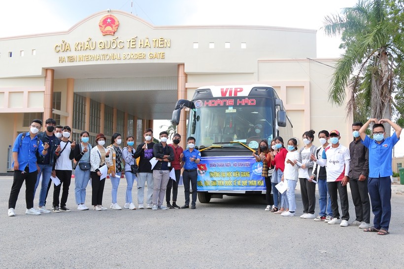 Trường ĐH Kiên Giang tổ chức xe đón sinh viên Campuchia ở Cửa khẩu quốc tế Hà Tiên.