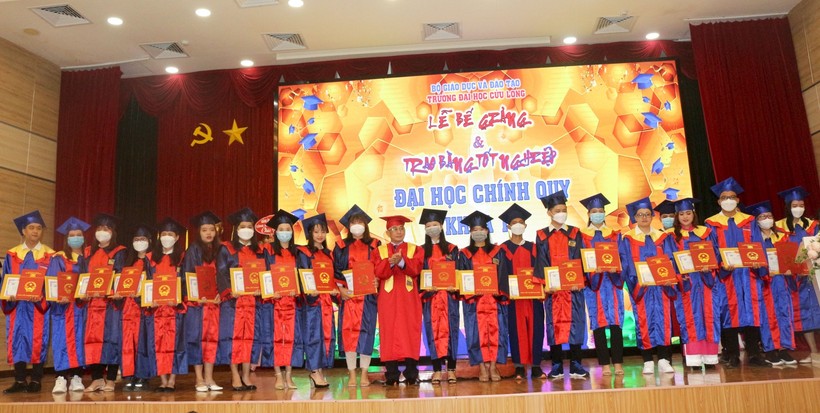 PSG.TS Lương Minh Cừ, Hiệu trưởng Trường ĐH Cửu Long trao bằng tốt nghiệp và giấy khen cho sinh viên tốt nghiệp loại giỏi.