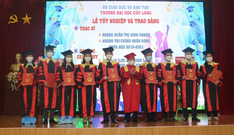 Trường ĐH Cửu Long trao bằng thạc sĩ và cử nhân cho sinh viên và lưu học sinh.