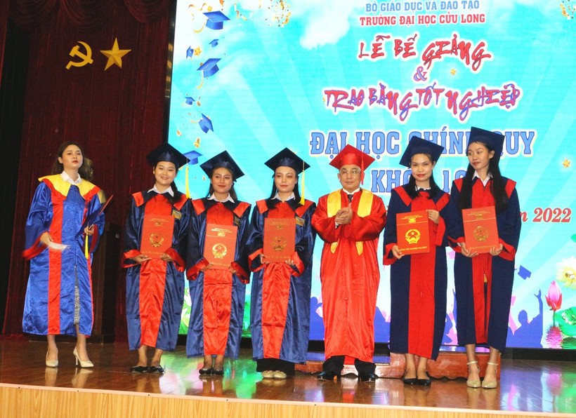 PGS.TS Lương Minh Cừ trao bằng tốt nghiệp cho tân cử nhân.