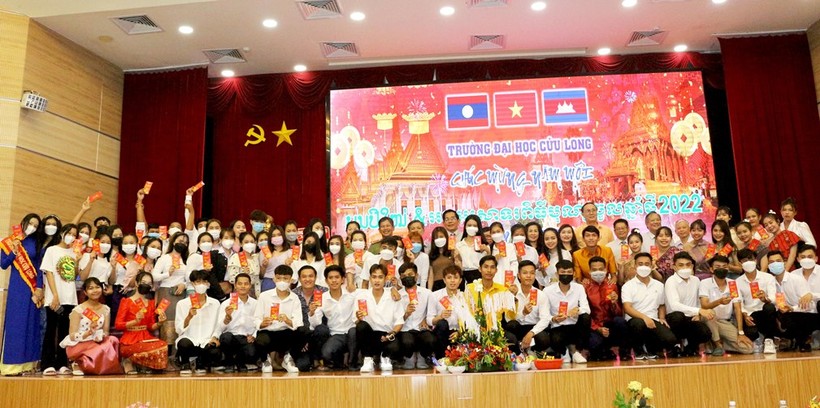 Lưu học sinh chụp ảnh lưu niệm với lãnh đạo nhà trường.