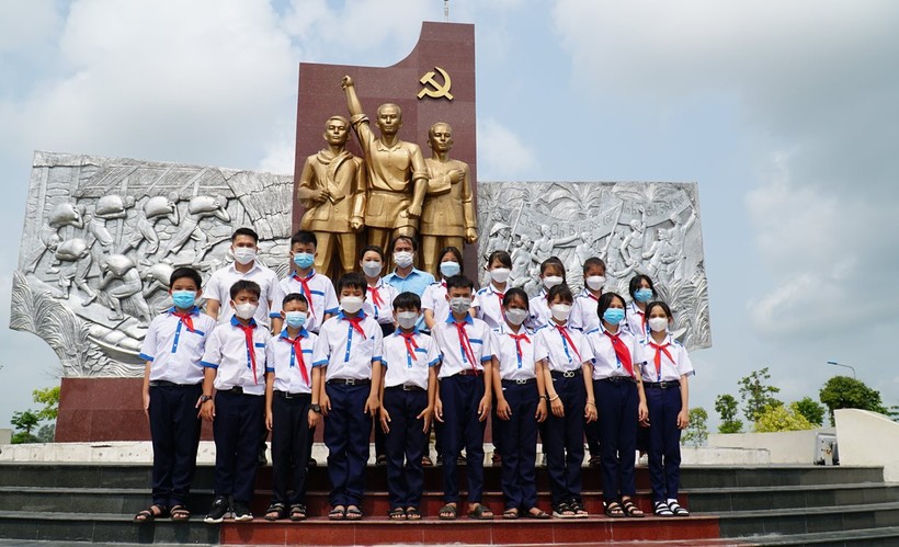 HS Trường THCS Trung An (huyện Cờ Đỏ, TP Cần Thơ) trải nghiệm tại Khu di tích An Nam Cộng sản Đảng Cờ Đỏ.