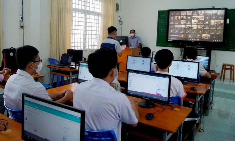 Điểm cầu Ban tổ chức tại Trường THPT chuyên Thoại Ngọc Hầu kết nối với điểm cầu các trường chuyên có thí sinh dự thi trên cả nước.