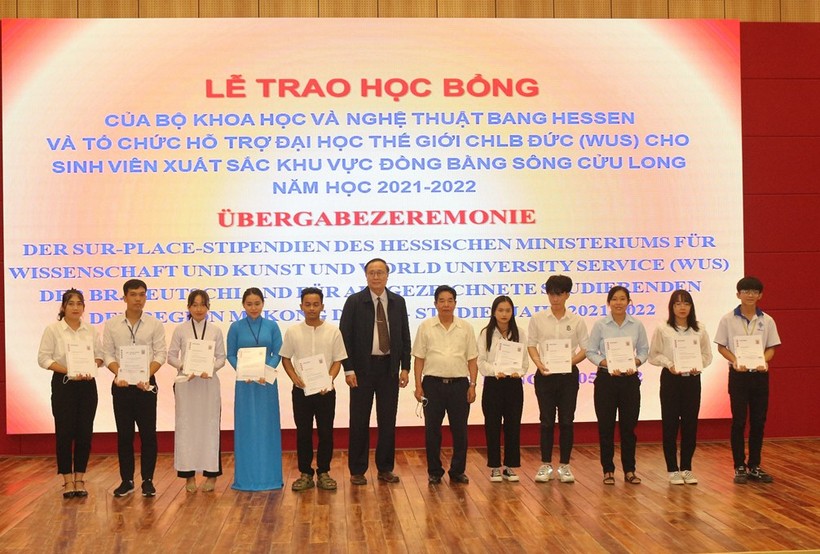 TS Nguyễn Thanh Dũng, Phó Hiệu trưởng Trường ĐH Cửu Long và TS Bùi Công Thọ trao học bổng cho sinh viên.