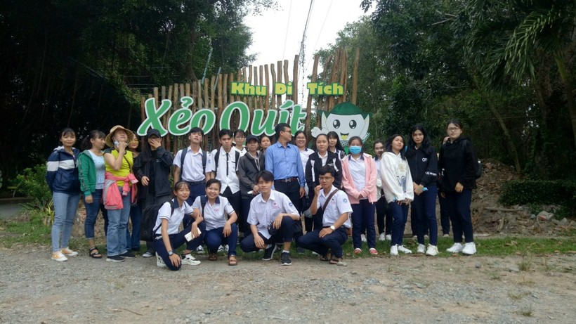 Thầy, trò Trường THPT Hà Huy Giáp (TP Cần Thơ) thăm khu di tích tại tỉnh Đồng Tháp.