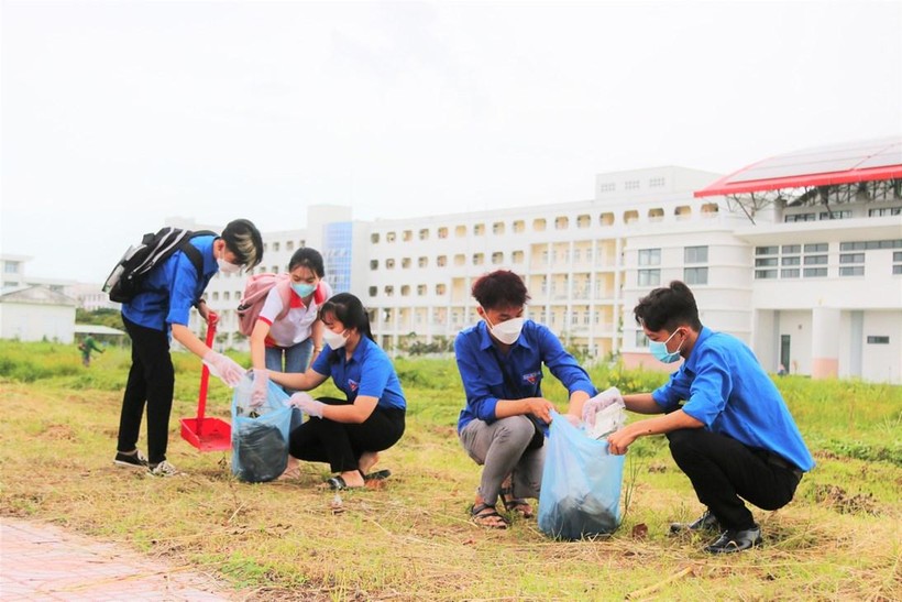 Đội hình thanh niên tình nguyện ra quân dọn dẹp vệ sinh, nhặt rác và trồng cây xanh.