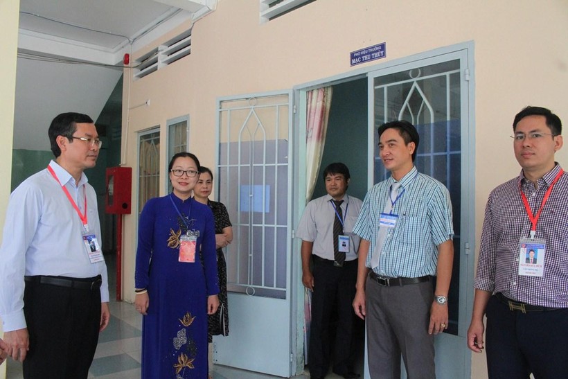 Thứ trưởng Nguyễn Văn Phúc kiểm tra thi tại tỉnh Vĩnh Long ảnh 2