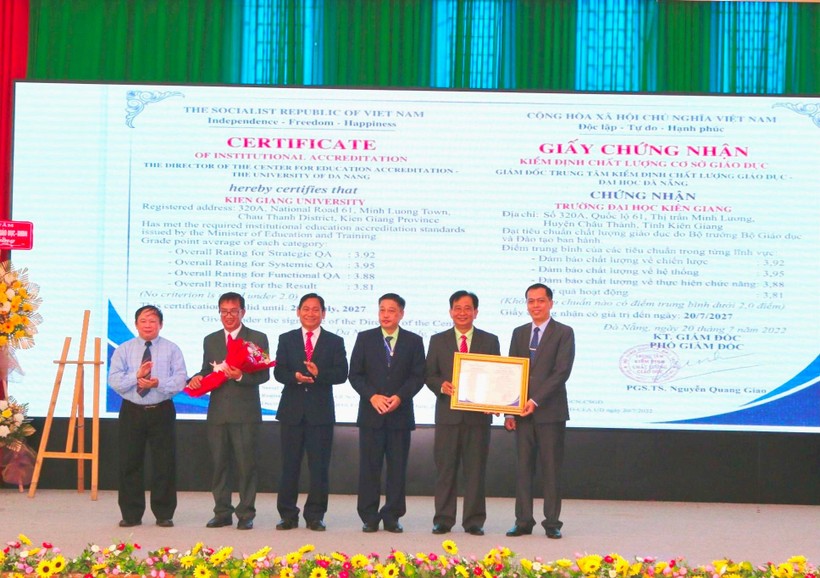 Lãnh đạo Trường ĐH Kiên Giang nhận giấy chứng nhận Kiểm định chất lượng cơ sở giáo dục.