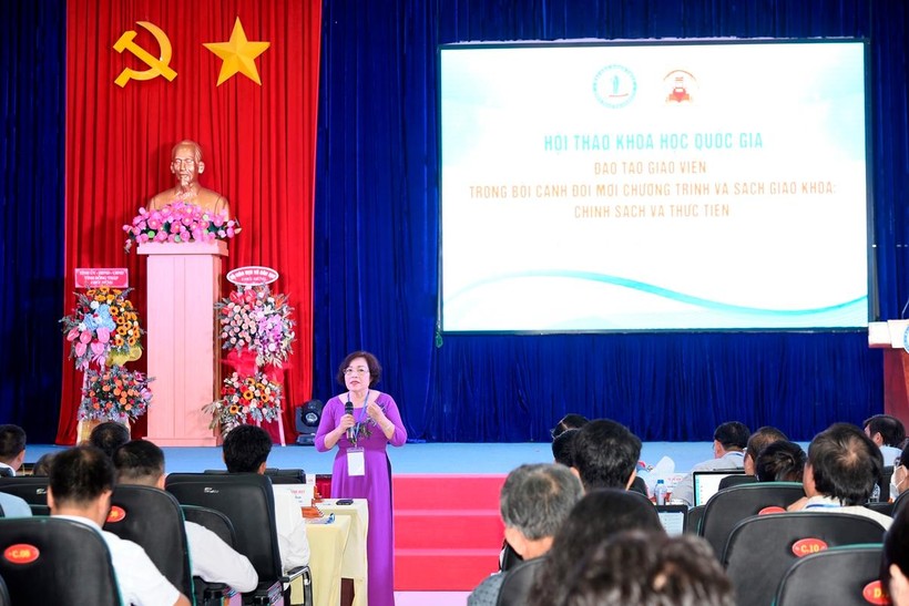 GS.TS Nguyễn Thị Mỹ Lộc trao đổi tại hội thảo.