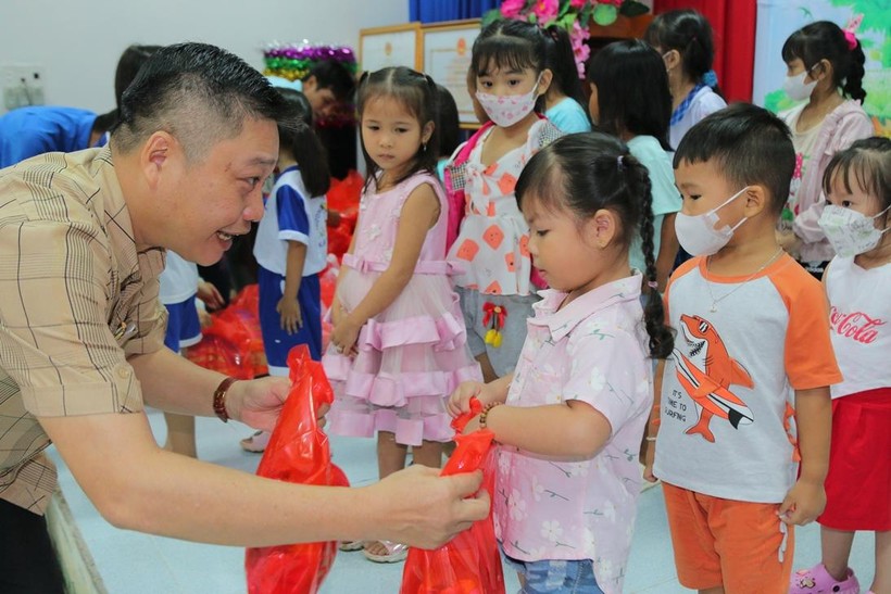 Đoàn Trường ĐH Kiên Giang đem Trung thu yêu thương đến trẻ em vùng sâu ảnh 1