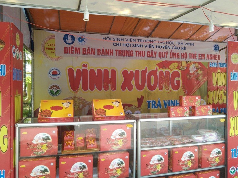 Sinh viên Trà Vinh bán bánh Trung thu hỗ trợ trẻ em nghèo ảnh 1
