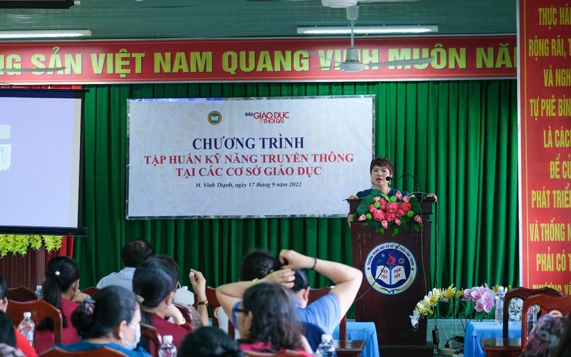 Nhà báo Dương Thanh Hương, Phó Tổng biên tập Báo GD&TĐ phát biểu tại khóa tập huấn.