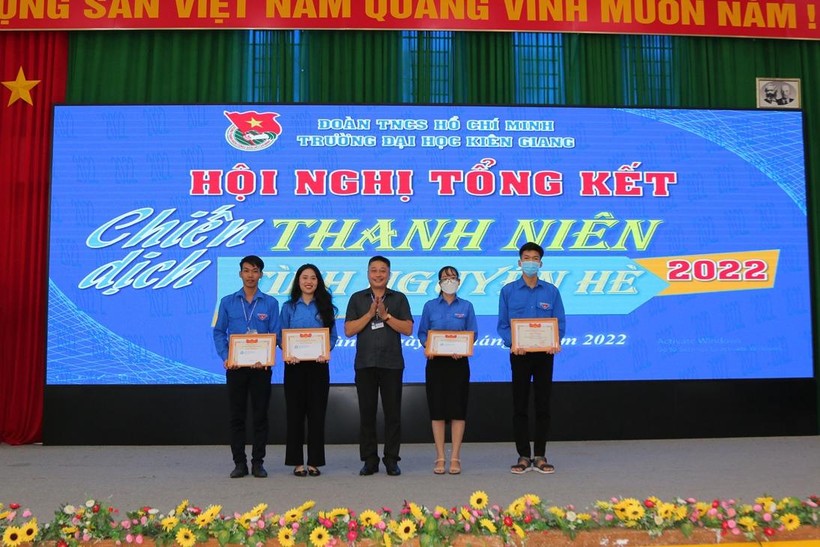 Trao giấy khen của Hiệu trưởng Trường ĐH Kiên Giang cho các tập thể, cá nhân đạt thành tích Chiến dịch Thanh niên tình nguyện hè năm 2022.