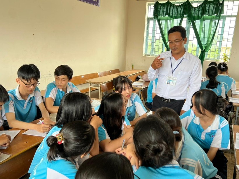 Thầy Lý Thường Kiệt luôn gần gũi, động viên, chia sẻ với các em học sinh.