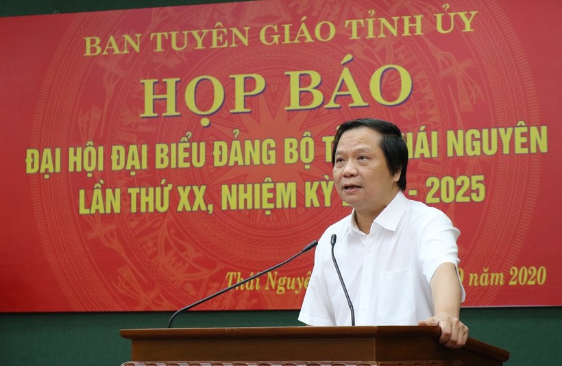 Đồng chí Lê Văn Tuấn, Trưởng Ban tuyên giáo Tỉnh ủy Thái Nguyên phát biểu tại cuộc họp báo
