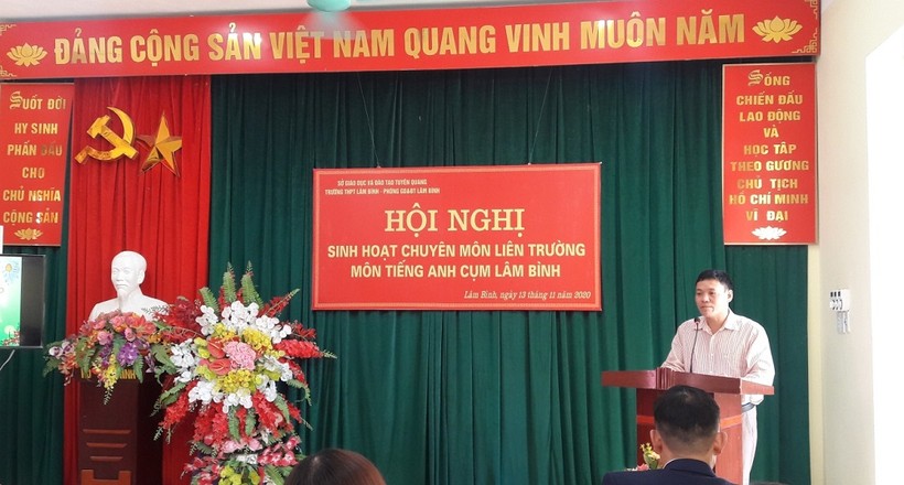 Đồng chí Trần Minh Cương, Hiệu trưởng Trường THPT Lâm Bình phát biểu tại hội nghị.