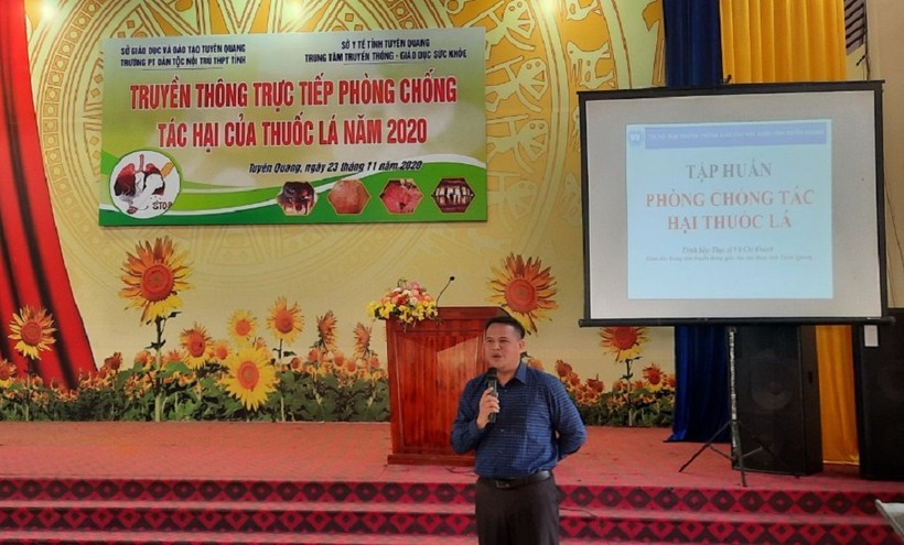 Đồng chí Vũ Chí Thành, Giám đốc Trung tâm trình bày tại chương trình tuyên truyền