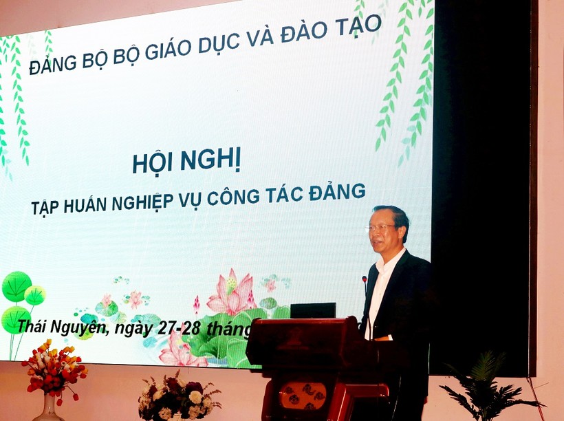 Đồng chí Phạm Ngọc Thưởng, Bí thư Đảng bộ, Thứ trưởng Bộ Giáo dục và Đào tạo phát biểu chỉ đạo tại Hội nghị 