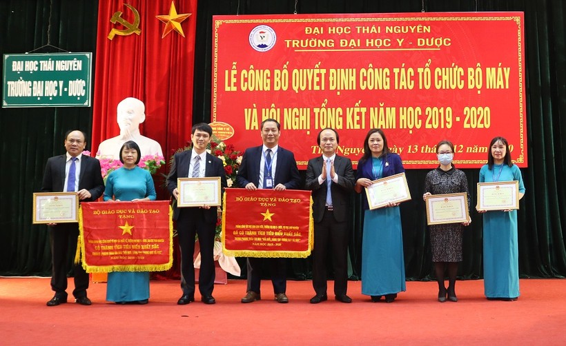 PGS.TS Nguyễn Tiến Dũng, Hiệu trưởng nhà trường trao Cờ thi đua và Bằng khen của Bộ GD&ĐT cho các tập thể xuất sắc.
