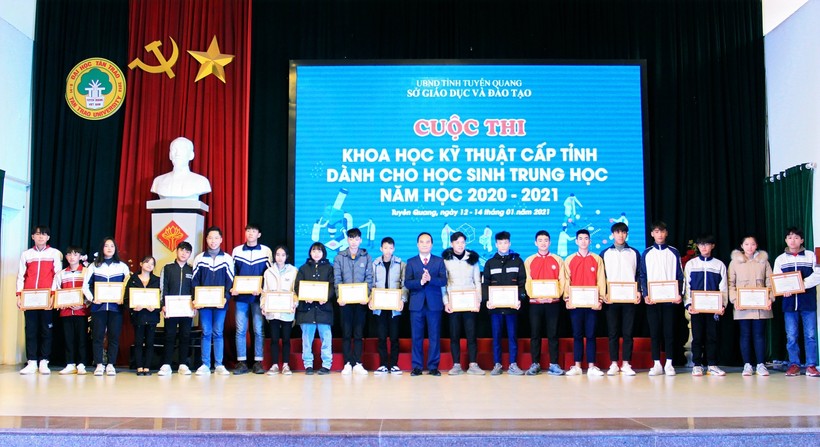 Ông Hoàng Việt Phương, Tỉnh ủy viên, Phó Chủ tịch UBND tỉnh trao giải Nhì cho nhóm các tác giả dự án.