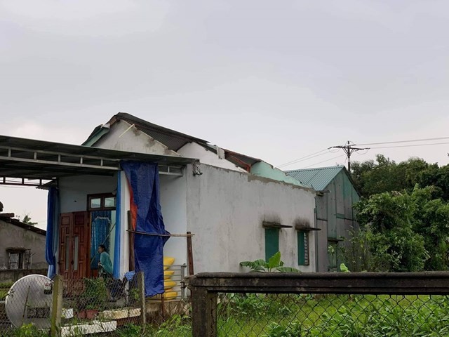 Mưa dông kèm lốc xoáy khiến nhiều nhà dân trên địa bàn tỉnh Thừa Thiên - Huế bị tốc mái.