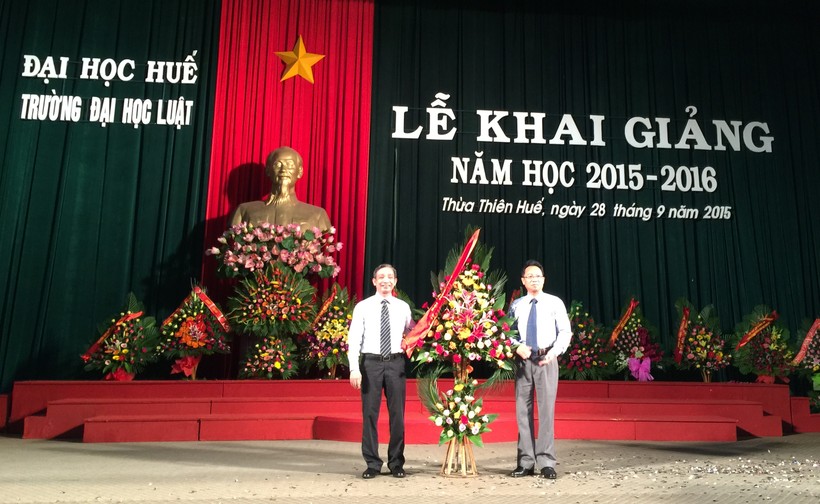PGS.TS Lê Văn Anh - Phó giám đốc ĐH Huế tặng hoa chúc mừng lễ khai giảng trường ĐH Luật-  ĐH Huế