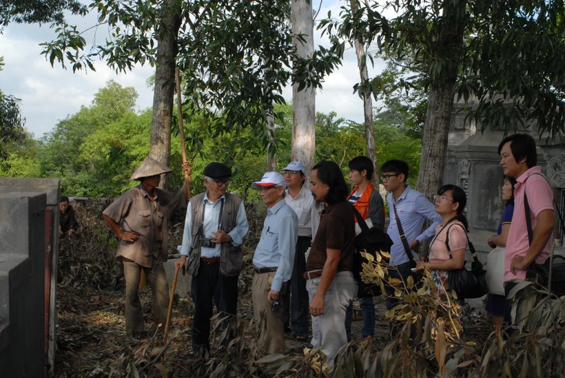 GS.Phan Huy Lê và nhà nghiên cứu Nguyễn Đắc Xuân trong chuyến đi khảo sát điền dã vào tháng 10/2015 tại gò Dương Xuân 