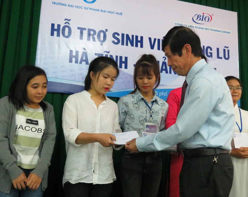 PGS.TS Nguyễn Thám - Hiệu trưởng Trường ĐHSP Huế - tặng quà hỗ trợ cho các sinh viên vùng lũ của hai tỉnh Quảng Bình, Hà Tĩnh đang theo học tại trường