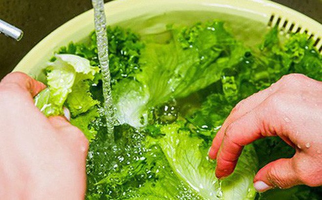 Rửa rau sống cho thêm thứ này mới loại sạch mầm bệnh và vi khuẩn