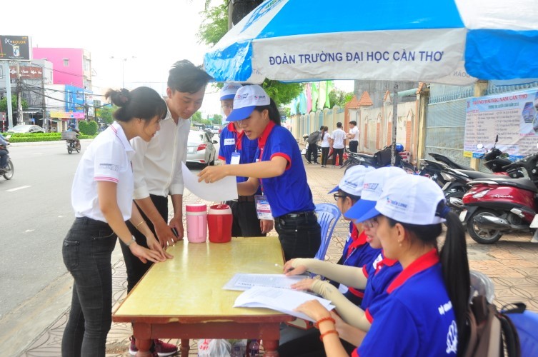 Sinh viên tình nguyện tiếp sức mùa thi tại TP Cần Thơ năm 2019. Ảnh: Quốc Anh