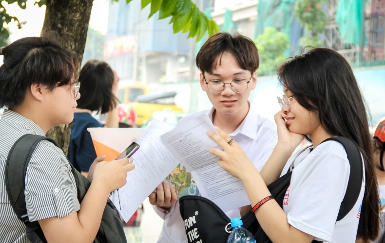 Thí sinh Hà Nội trao đổi về kết quả thi tốt nghiệp THPT năm 2020. Ảnh minh họa