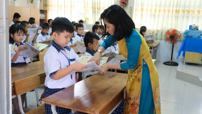 Cô, trò lớp 1 Trường Tiểu học Võ Trường Toản, quận Ninh Kiều (TP Cần Thơ) trong giờ học với SGK mới.  