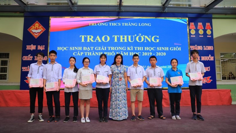 Nhà giáo Nguyễn Thanh Hà - Hiệu trưởng Trường THCS Thăng Long trao thưởng cho HS giỏi tiêu biểu.